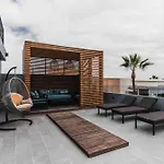 Rooftop Pool, Bright & Cozy Apartment In City Center