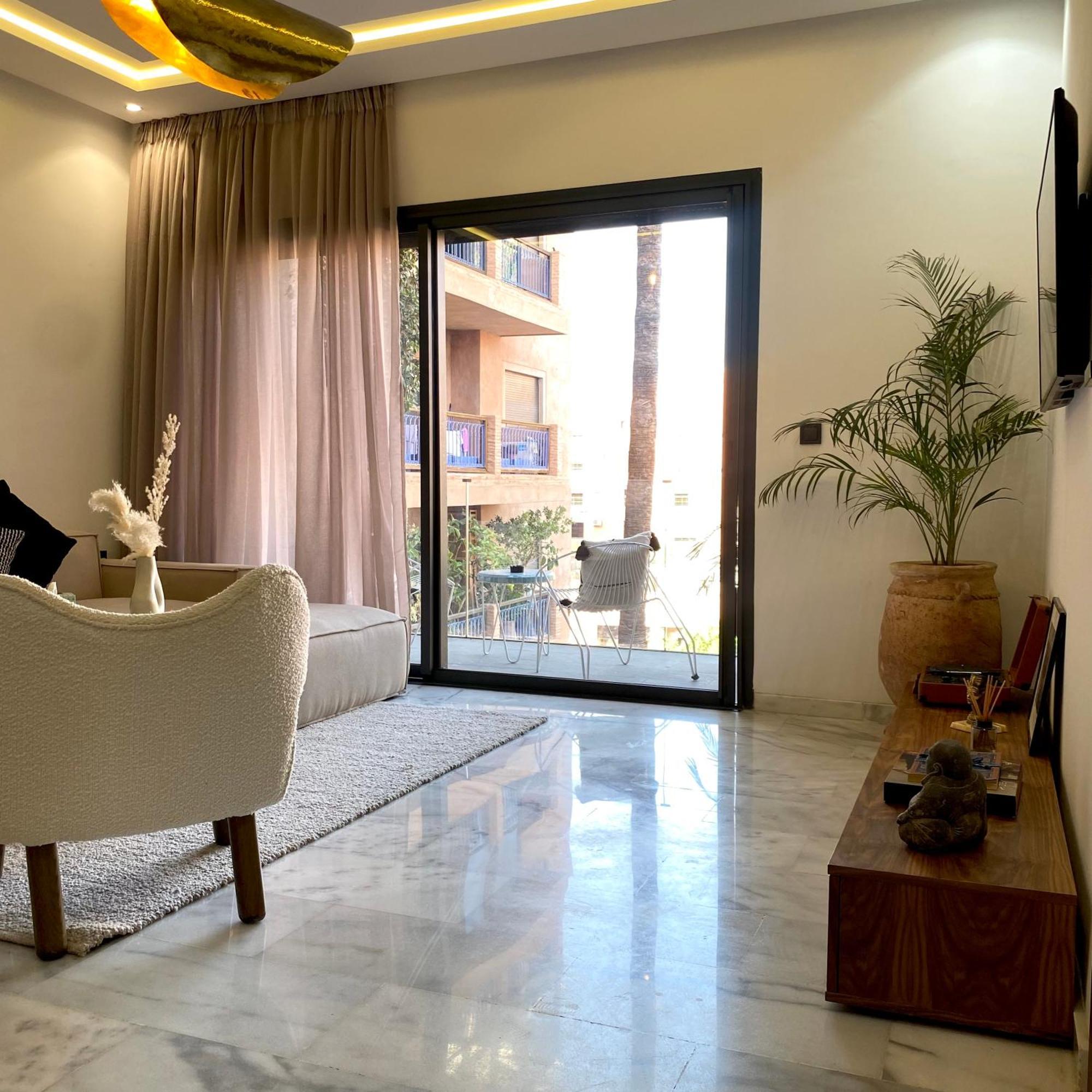 Rooftop Pool, Bright & Cozy In City Center Appartement